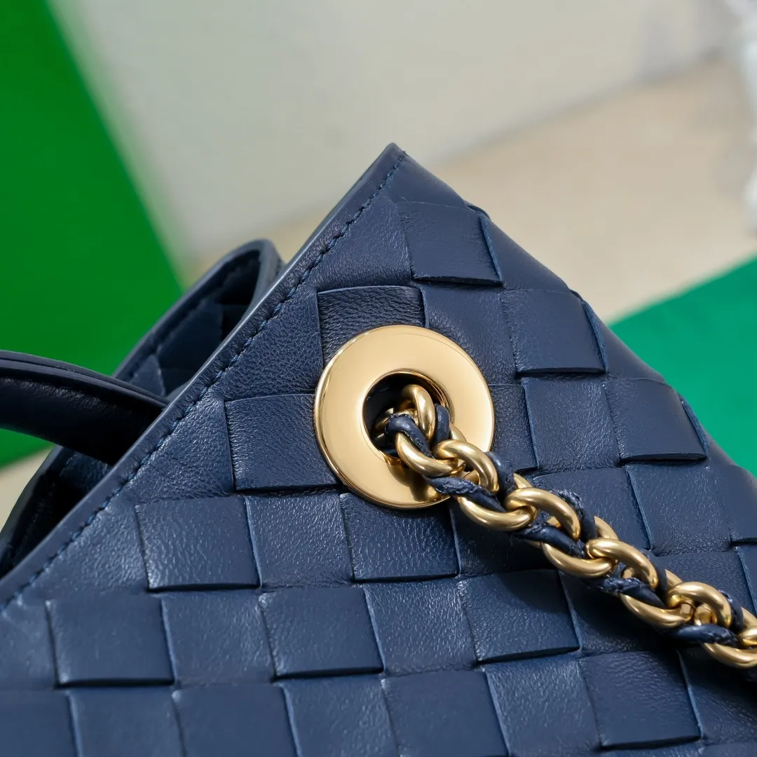Batch 1960 BOTTEGA VENETA 2024 spring and summer new small ANDIAMO chain bag is also available! 🔥🔥I believe many friends have been waiting for a long time. The metallic chain adds a touch of sophistication to the original softness and elegance of Andiamo. The collision of classic craftsmanship and elegance creates a different kind of beauty. Style number: 6008 Size: 25*22*10.5cm